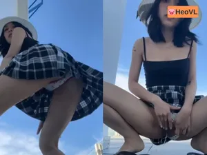 gấu dâm đi đi chơi nhưng cũng không quên quay clip show dương vật cho fans xem